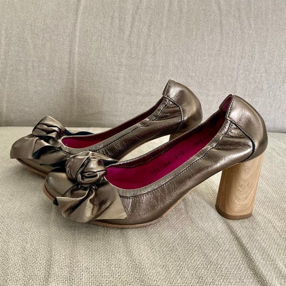 FERCA 81 SIZE 6 US  MADE IN ITALY BEAUTIFUL GOLD LEATHER SHOES - Picture 1 of 3